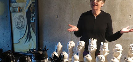 這名女子做出一副中世紀風的西洋棋