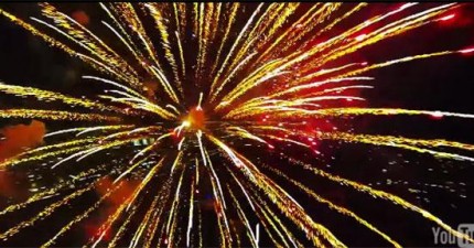 遙控飛機在煙火中